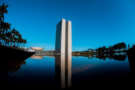 Lago com Congresso ao fundo