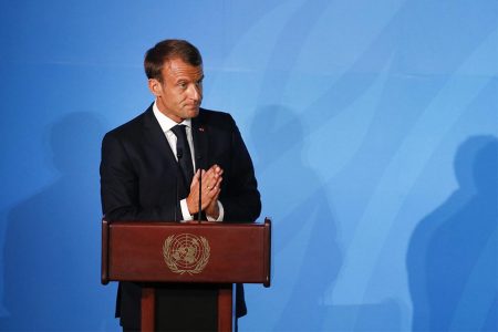 Emmanuel Macron, presidente francês, em púlpito -- Metrópoles