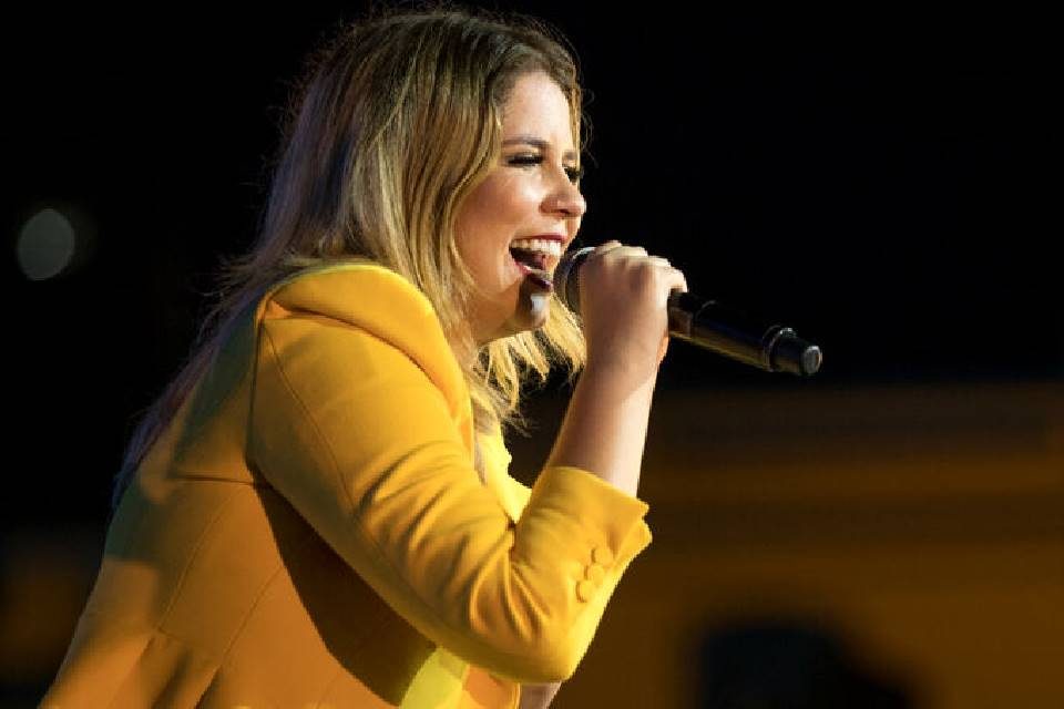 Marília Mendonça cantando
