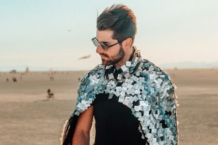 Alok de óculos