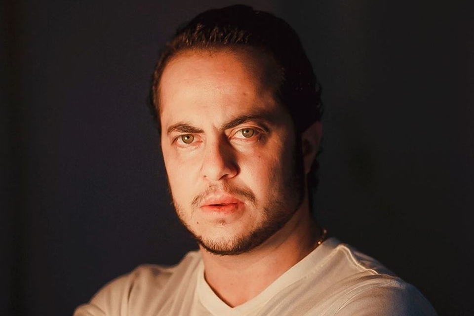 Foto colorida de Thamy Miranda com camisa branca - Metrópoles