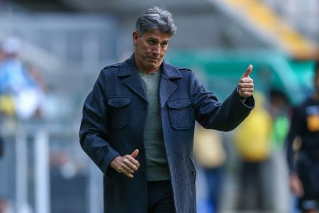 Renato Gaúcho faz sinal de "ok"