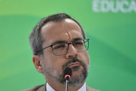 Abraham Weintraub franze os olhos