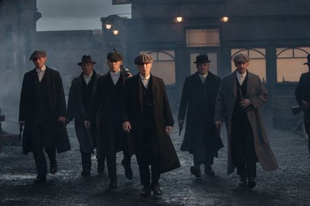 Imagem colorida de Cillian Murphy rodeado por outros atores da série Peaky Blinders - Metrópoles