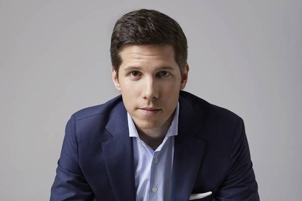 Fundador da marca Amaro Dominique Oliver de blazer azul e camisa azul - Metrópoles