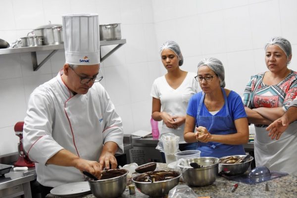 Alunos participam de curso de gastronomia