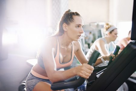 Foto colorida de mulher de perfil em aula de cardio - Metrópoles