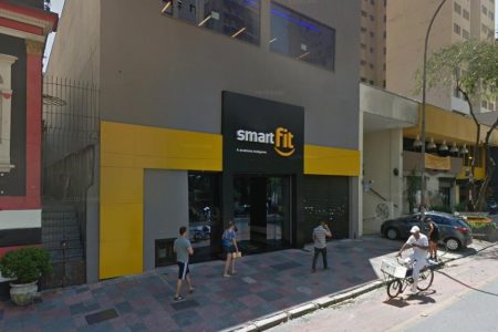 imagem colorida fachada smart fit rua