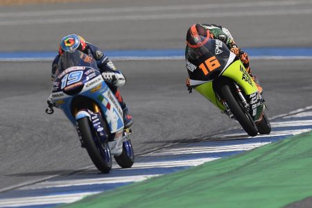 Imagem colorida de pilotos da MotoGP lado a lado - Metrópoles