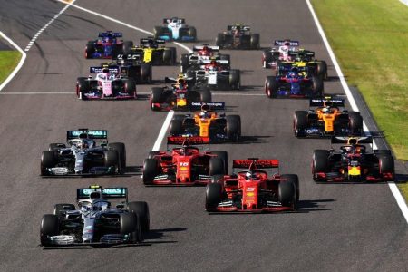 IMagem colorida de carros da formula 1 no grid do GP do Japão - MEtrópoles