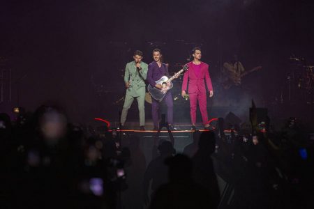Foto colorida da banda Jonas Brothers - Metrópoles