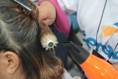 Cabelo de mulher sendo penteado projeto geração pro