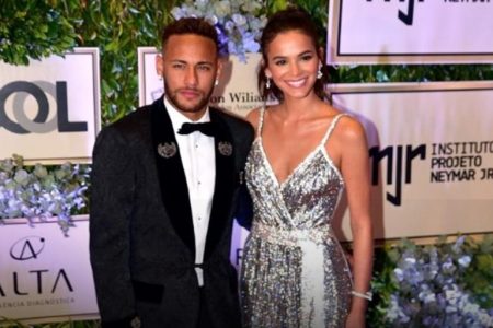 Neymar e Bruna Marquezine em foto colorida - Metrópoles