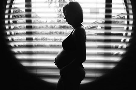 grávida segurando barriga