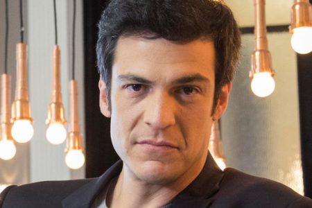 Mateus Solano olhando para a câmera - Metrópoles
