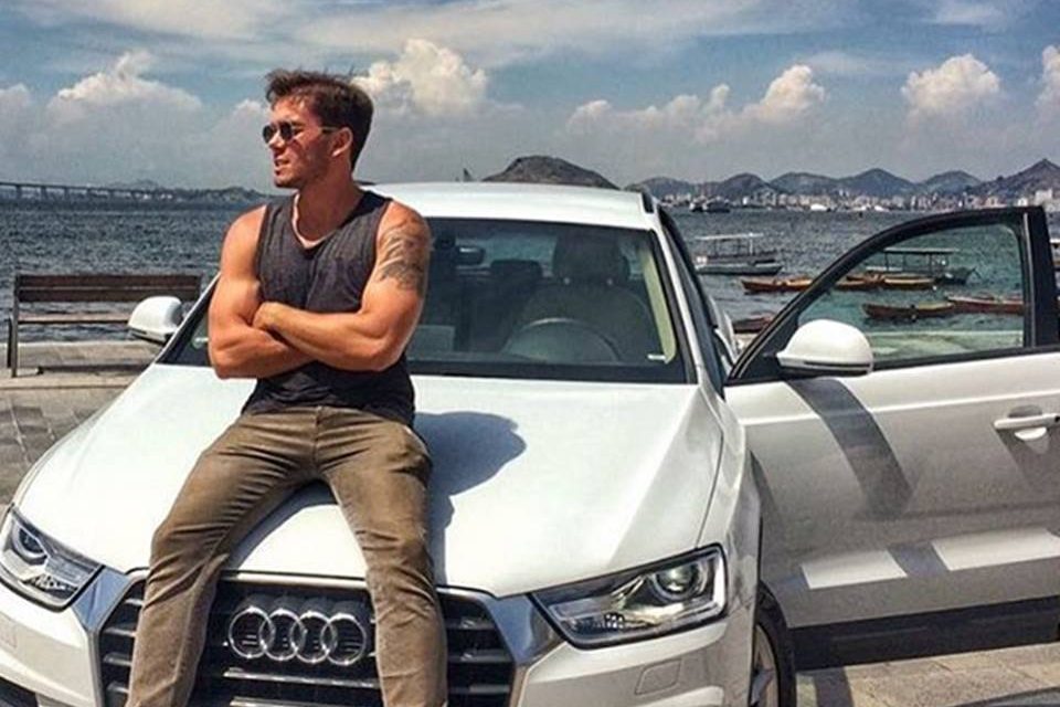 homem sentado em carro