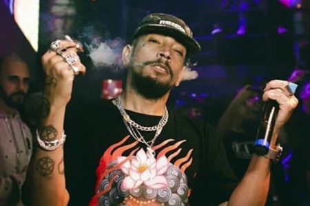 Na imagem com cor, o rapper FBC