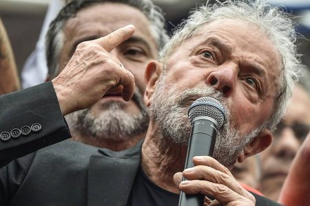 Em postagem feita nessa quinta-feira (23/7), o ex-presidente Lula criticou a postura do chefe do Governo, Jair Bolsonaro, por defender e disseminar o uso da cloroquina
