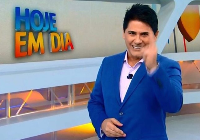 César filho de terno azul no estúdio do Hoje em Dia