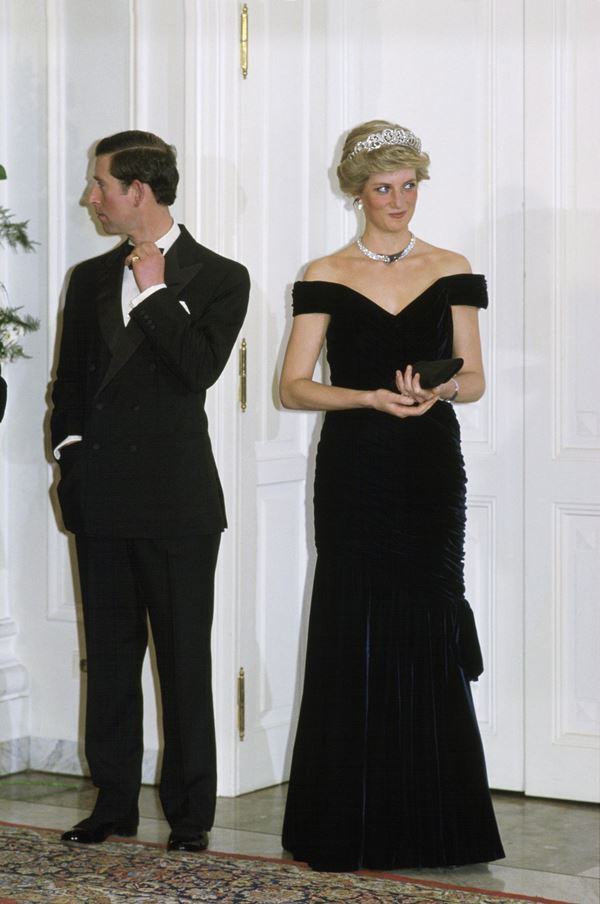 Lady Di com vestido de veludo