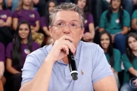 Boninho segurando microfone