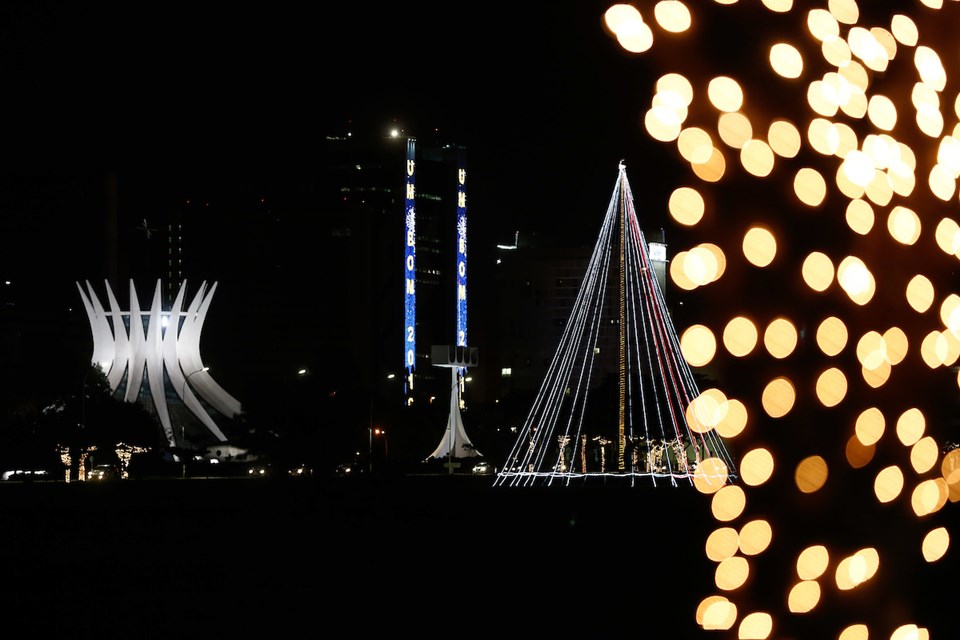 Luzes de Natal e Catedral ao fundo