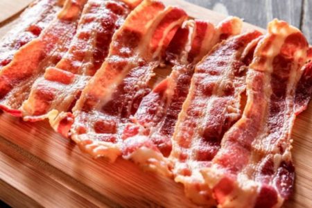 Na foto, várias fatias de bacon - Metrópoles