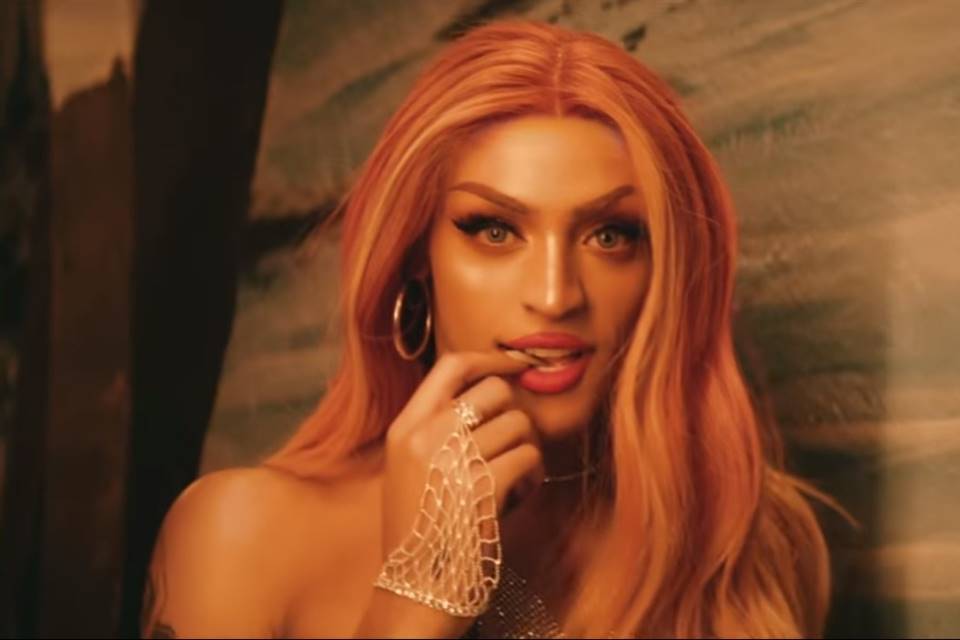 Pabllo Vittar com dedo na boca