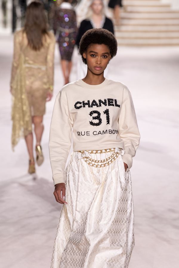 Passarela da Chanel, de Metiers D'Art 2019-2020, com moletom