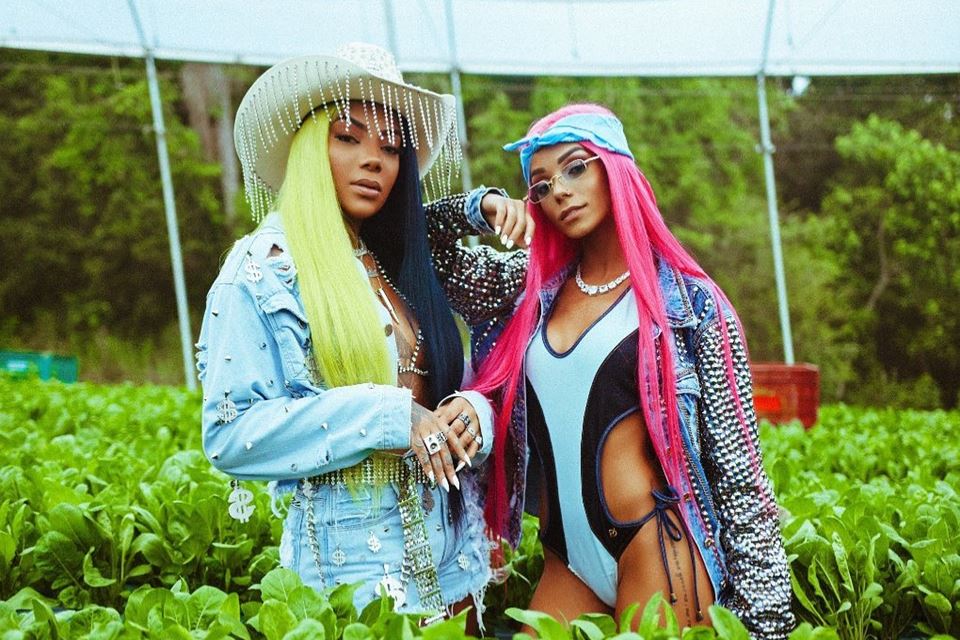 Ludmila e Brunna Gonçalves no vídeo do hit Verdinha