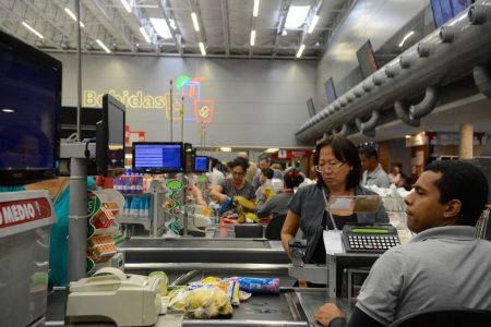 Vitória (ES) - Supermercados lotados e com filas nos caixas e na entrada funcionam em horário reduzido. (Tânia Rêgo/Agência Brasil)