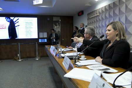 A Comissão Parlamentar Mista de Inquérito (CPI) das Fake News, que investiga a divulgação de notícias falsas nas redes sociais e assédio virtual, realiza oitiva decorrente do Requerimento nº 240/2019. Mesa: relatora da CPMI das Fake News, deputada Lídice da Mata (PSB-BA); presidente da CPMI das Fake News, senador Angelo Coronel (PSD-BA); depoente deputada Joice Hasselmann (PSL-SP). Foto: Geraldo Magela/Agência Senado