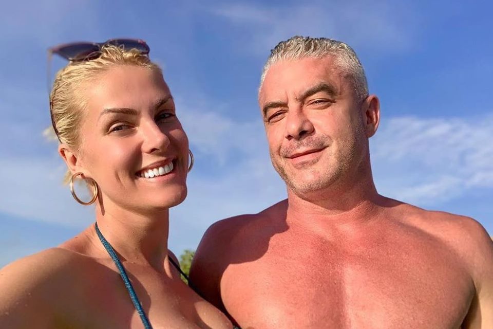 Ana Hickmann e Alexandre Correa posam na praia - Metrópoles