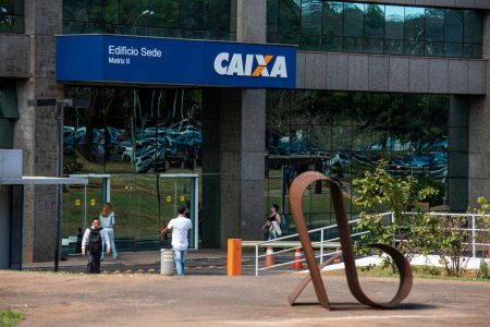 Alguns beneficiários receberam, pelo aplicativo, a instrução de procurar uma agência da Caixa para a atualização de dados