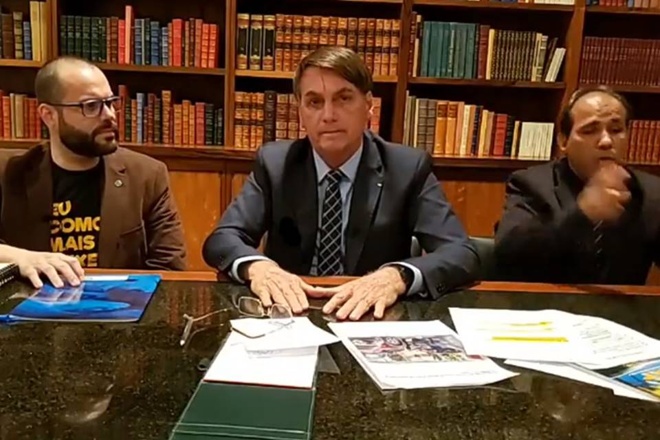 foto colorida de Bolsonaro em live