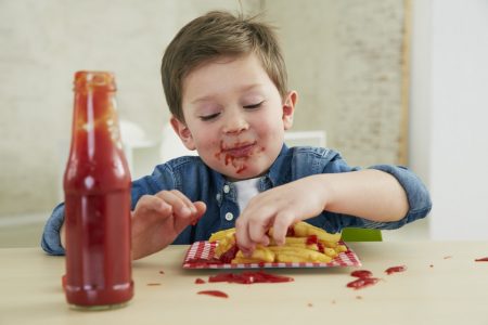 Criança comendo