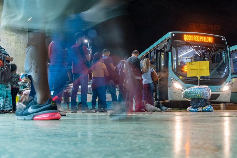 Movimento de pessoas e ônibus