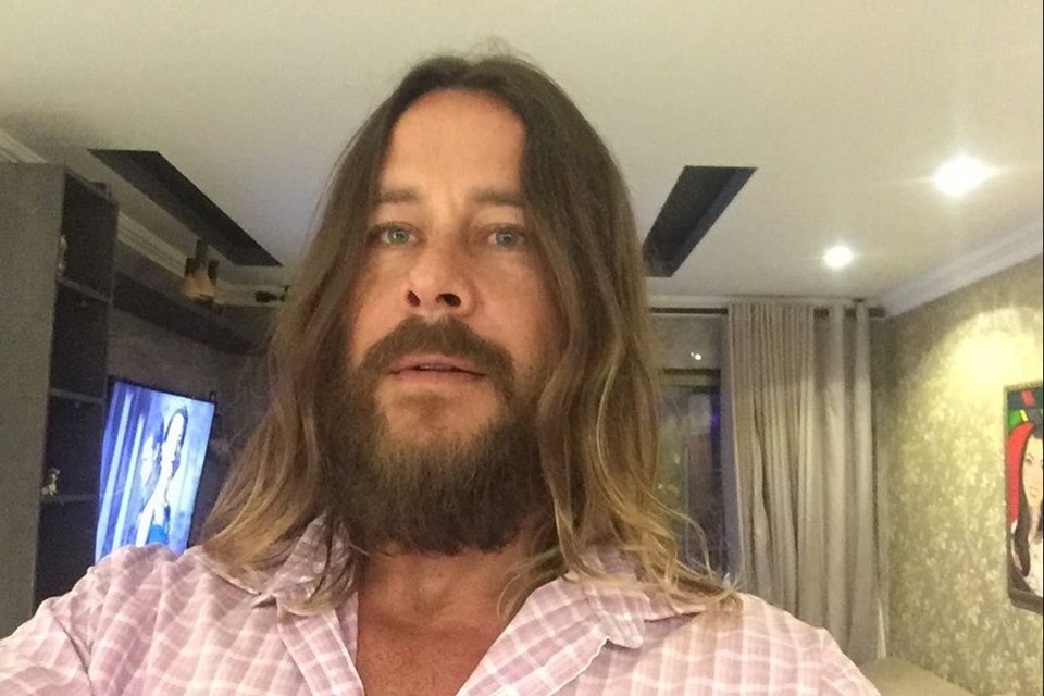 Theo Becker de cabelo grande