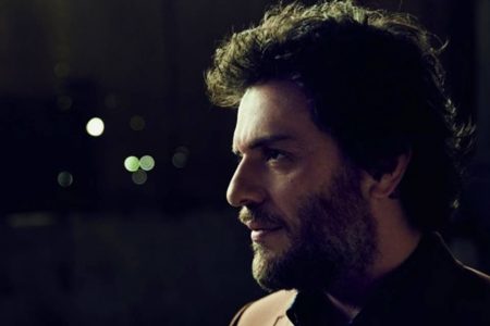 Foto colorida de Rodrigo Lombardi de perfil - Metrópoles