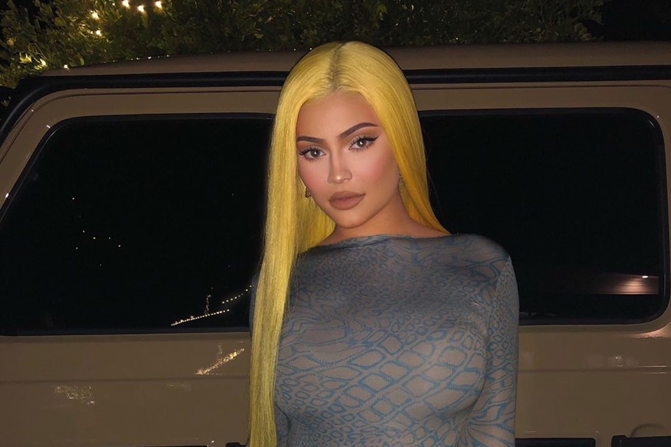 Foto colorida de Kylie Jenner com o cabelo verde fluorescente - Metrópoles