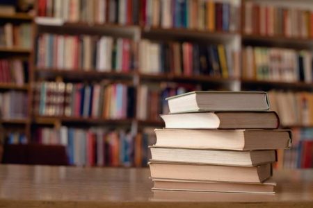 livros em uma biblioteca