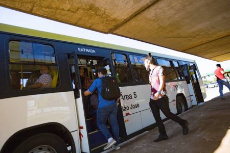 homem entrando no ônibus