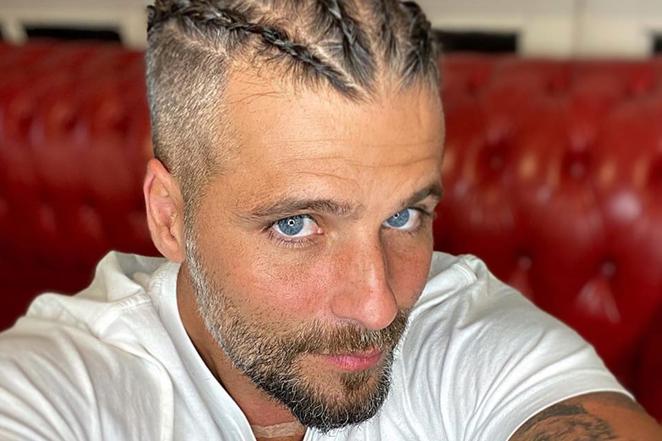 Bruno Gagliasso com penteado de tranças