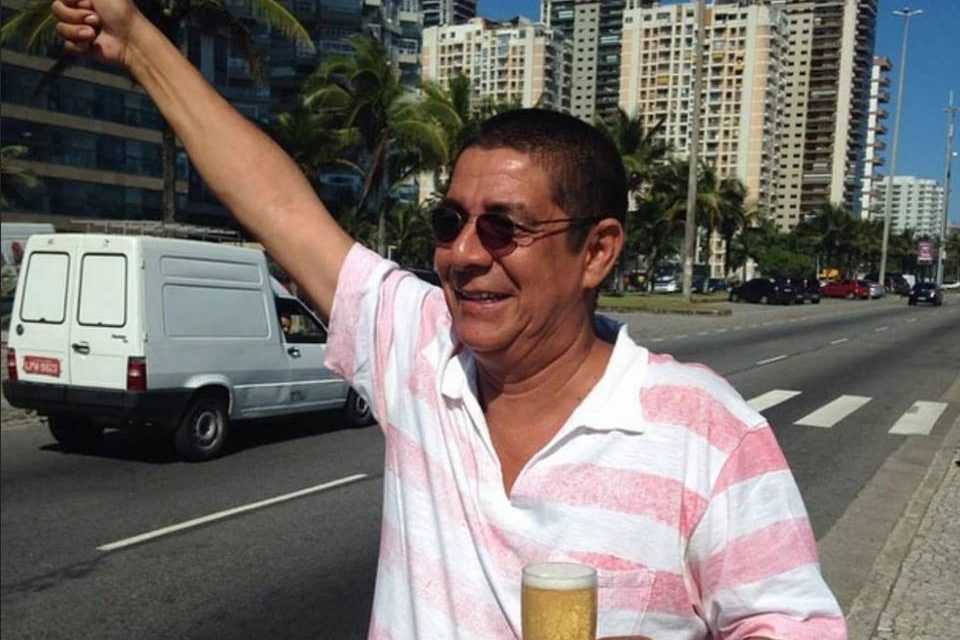 Zeca Pagodinho com cerveja na mão