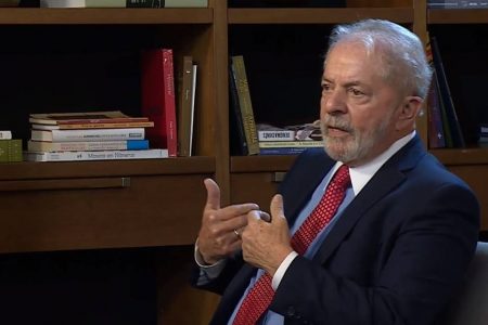 O petista também comentou sobre o envio de comprimidos do remédio dos Estados Unidos para o Brasil