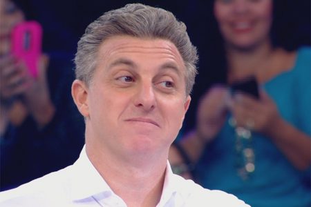 Luciano Huck usando camisa branca - Metrópoles