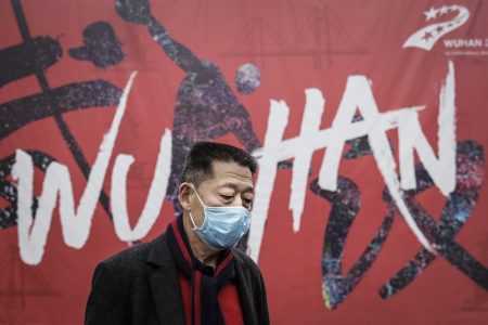 pessoa de máscara em wuhan