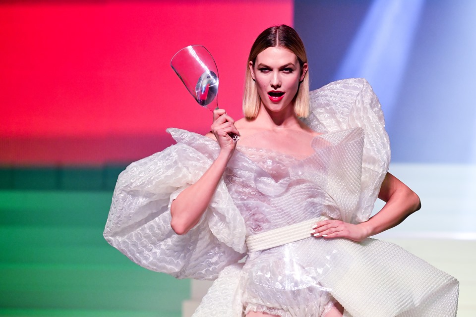 Karlie Kloss em desfile de Jean Paul Gaultier