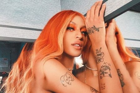 Pabllo Vittar de cabelo vermelho