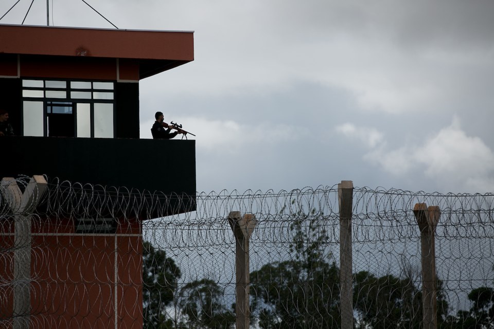 Agente com arma na Penitenciária federal em Brasília. PCC